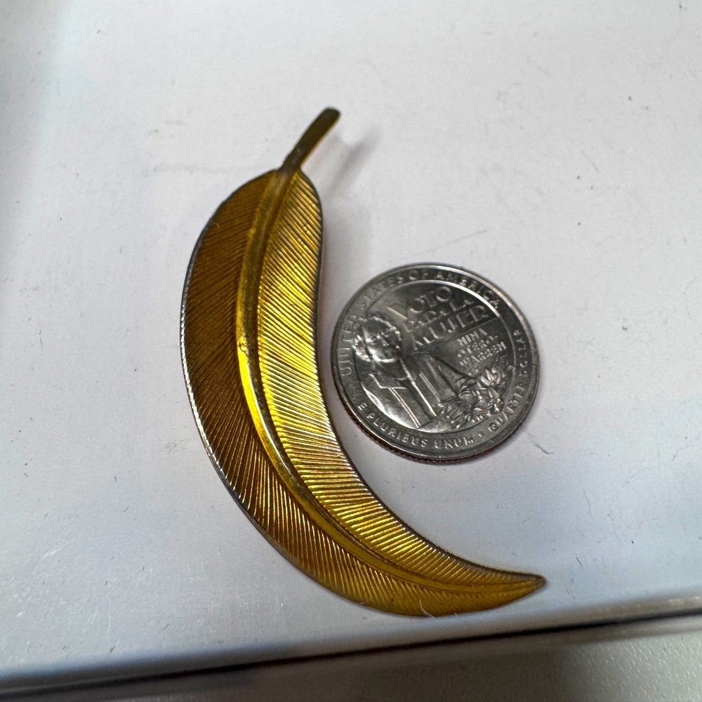 Vintage Gold leaf brooch / pin